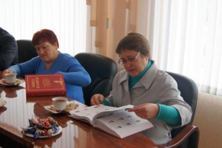 Вручение семьям погибших Книги Памяти